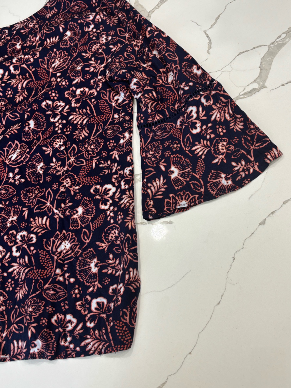 Gloria Vanderbilt Nova Navy Coral Floral V-Neck Tunic Blouse Top Bell Sleeve M - Picture 12 of 16